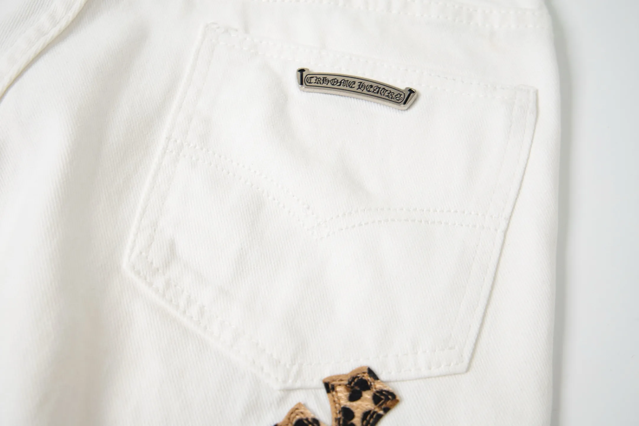 P260 💰 (Top version) Chrome Hearts/Chrome Hearts Classic daytime blue cow series colored leather cross washed color fabric unisex denim trousers Vibe style straight stacked god-level version Carbon fine bias denim color cloth Old vintage complete set of hardware - Chrome Hearts white cow series The high version uses high-ounce custom fabrics, fermentation washing and soft color fixation, soft and thick to wear, the details are all made by hand-polished craftsmanship, all-over printed jacquard fabric Unique design style. Through multiple processes to create a full retro feel. Unique niche non-contrast shirt. Customized distressed spray-painted buttons. Craftsmanship in every detail. Color: blue leather leopard print. Size: 28-30-32-34 (corresponding to S-M-L-XL)